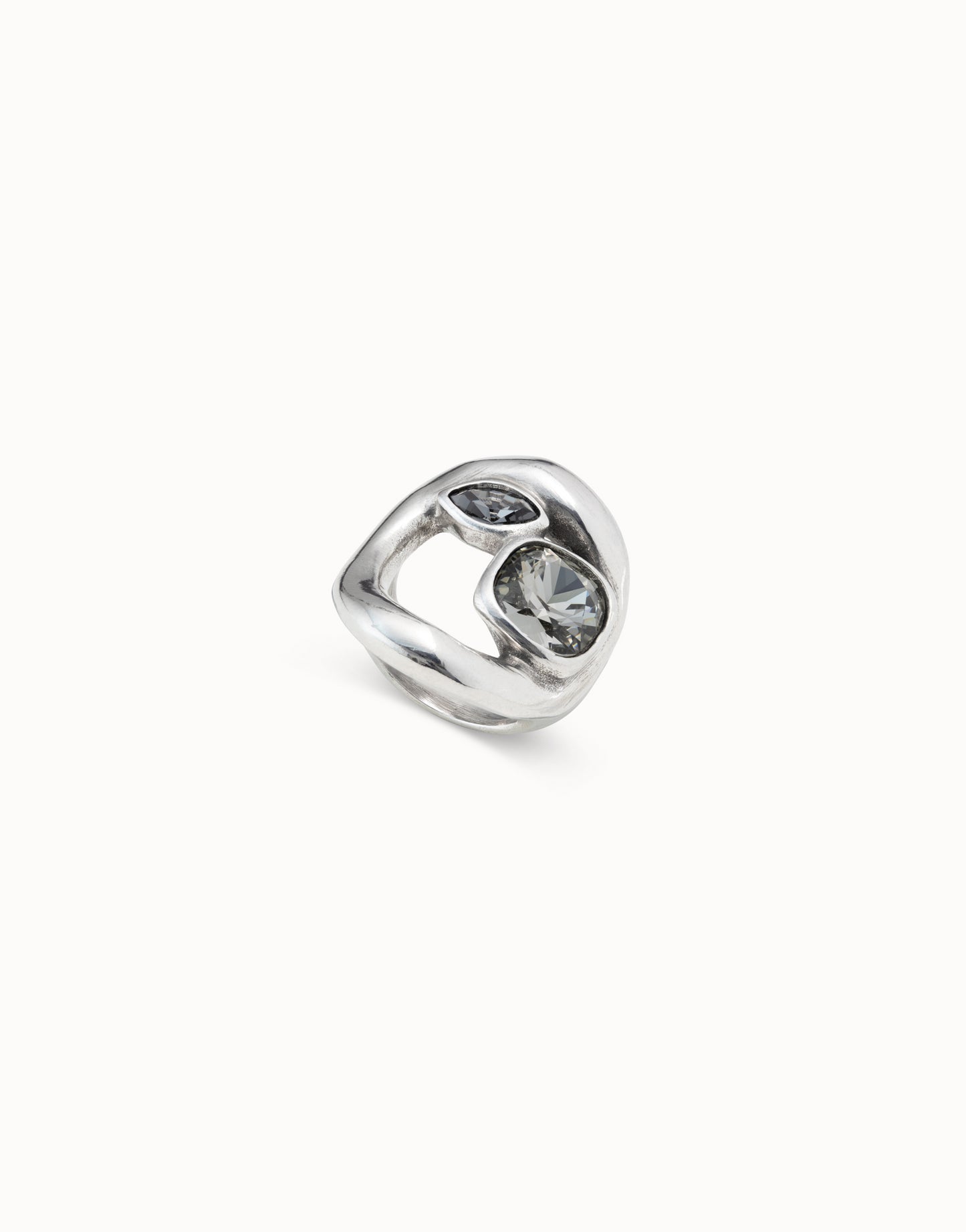 Ring with central oval and two crystals