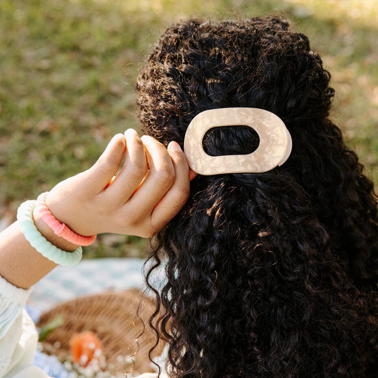 Flat Round Hair Clip | Medium | Soft Surf